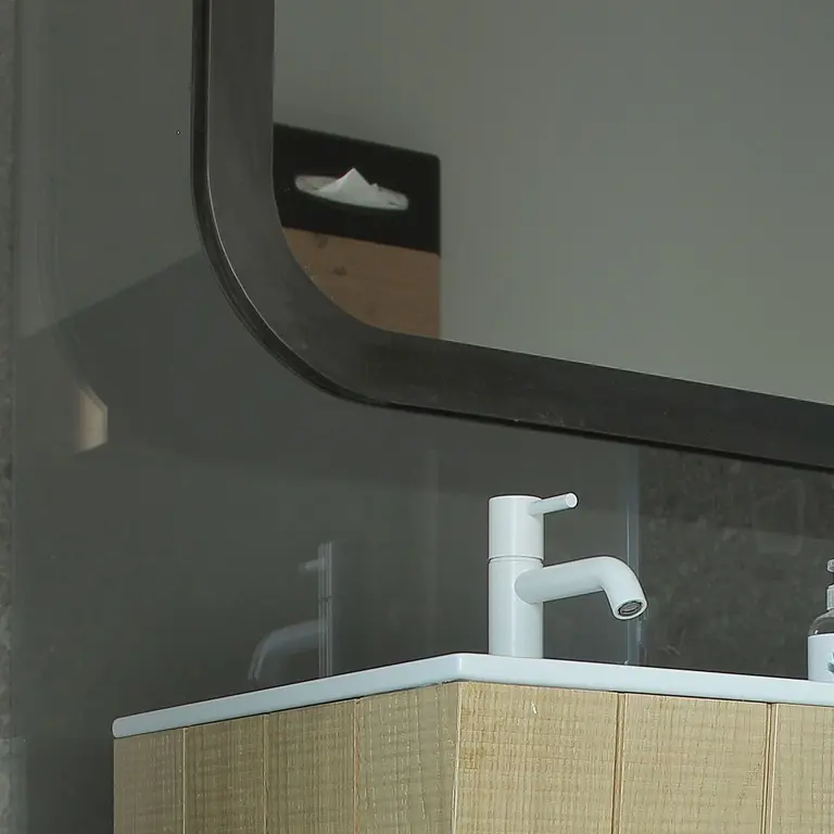 MIRROR IN GLASS