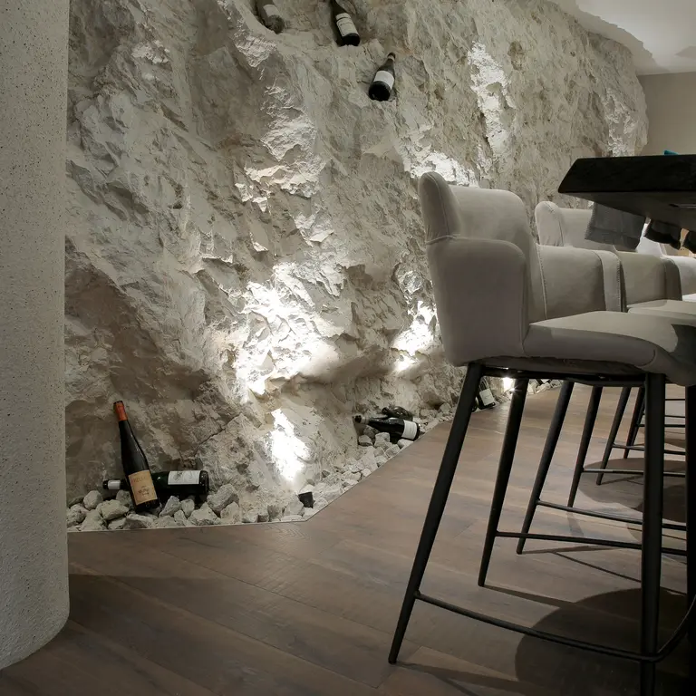 Dolomit trifft auf dunkles Holz 
