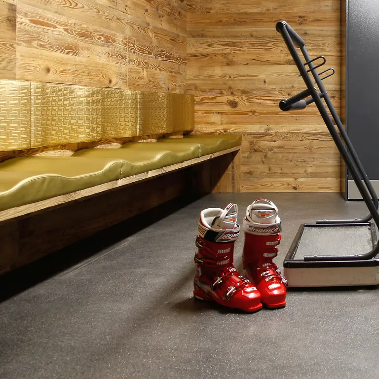  SKI ROOM