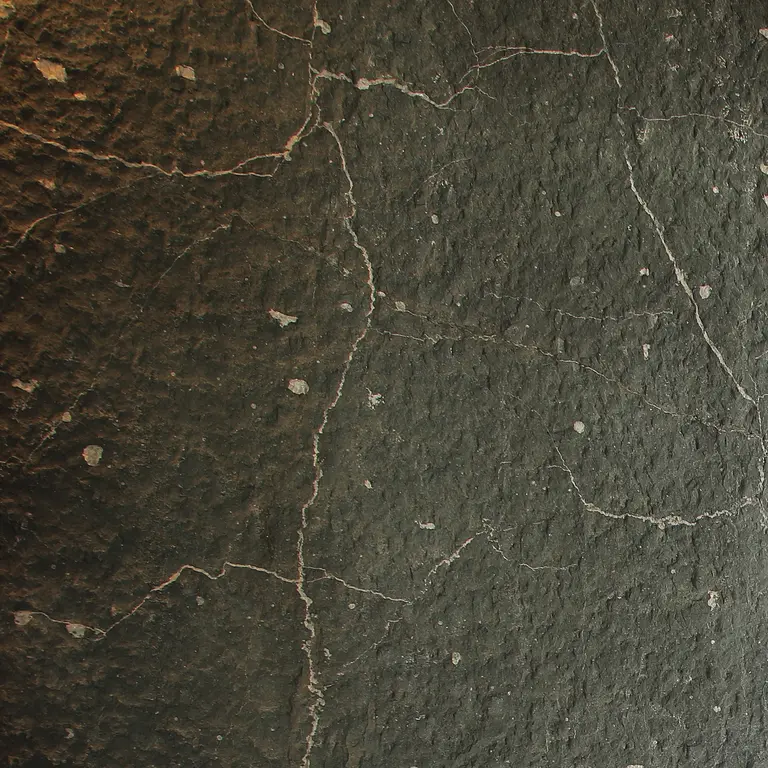 Seiser Basalt gehauen  SEISER BASALT GEHAUEN 