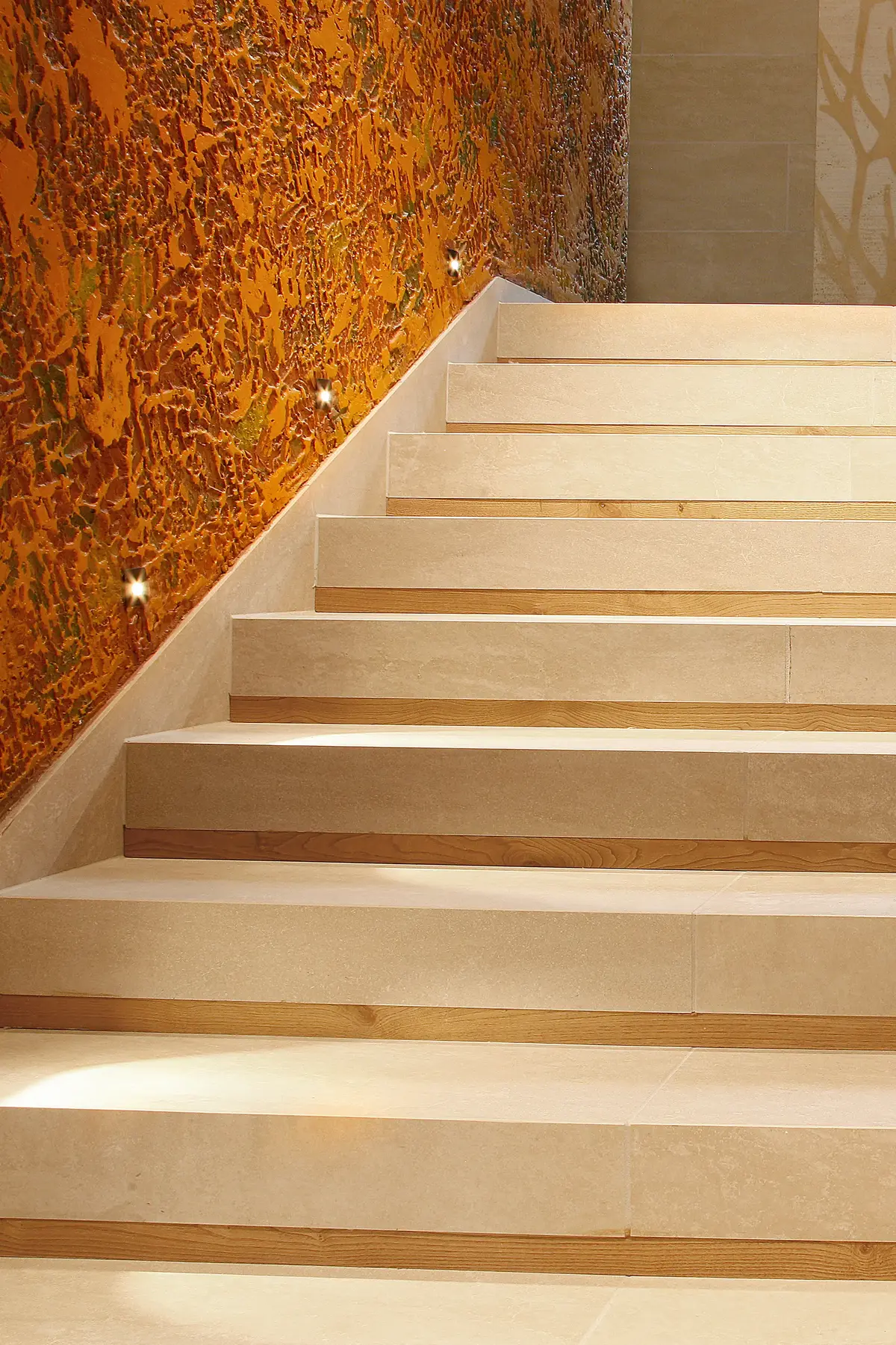 Treppe Monolithisch mit Holz vereint