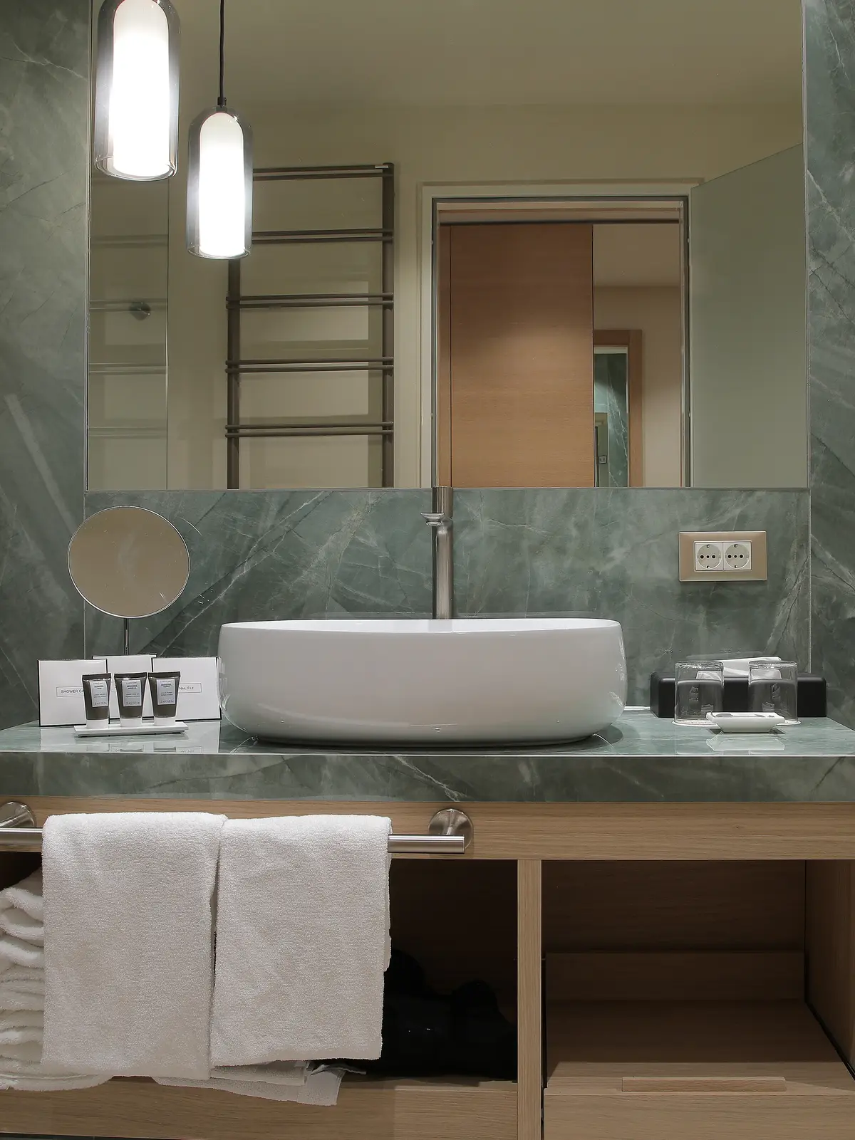 Lavabo con bacino sovrapposto